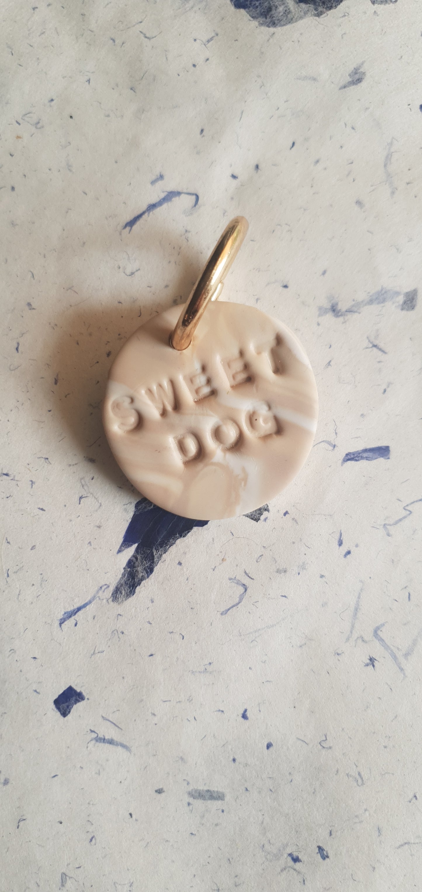 Médaille beige et blanche pour chien