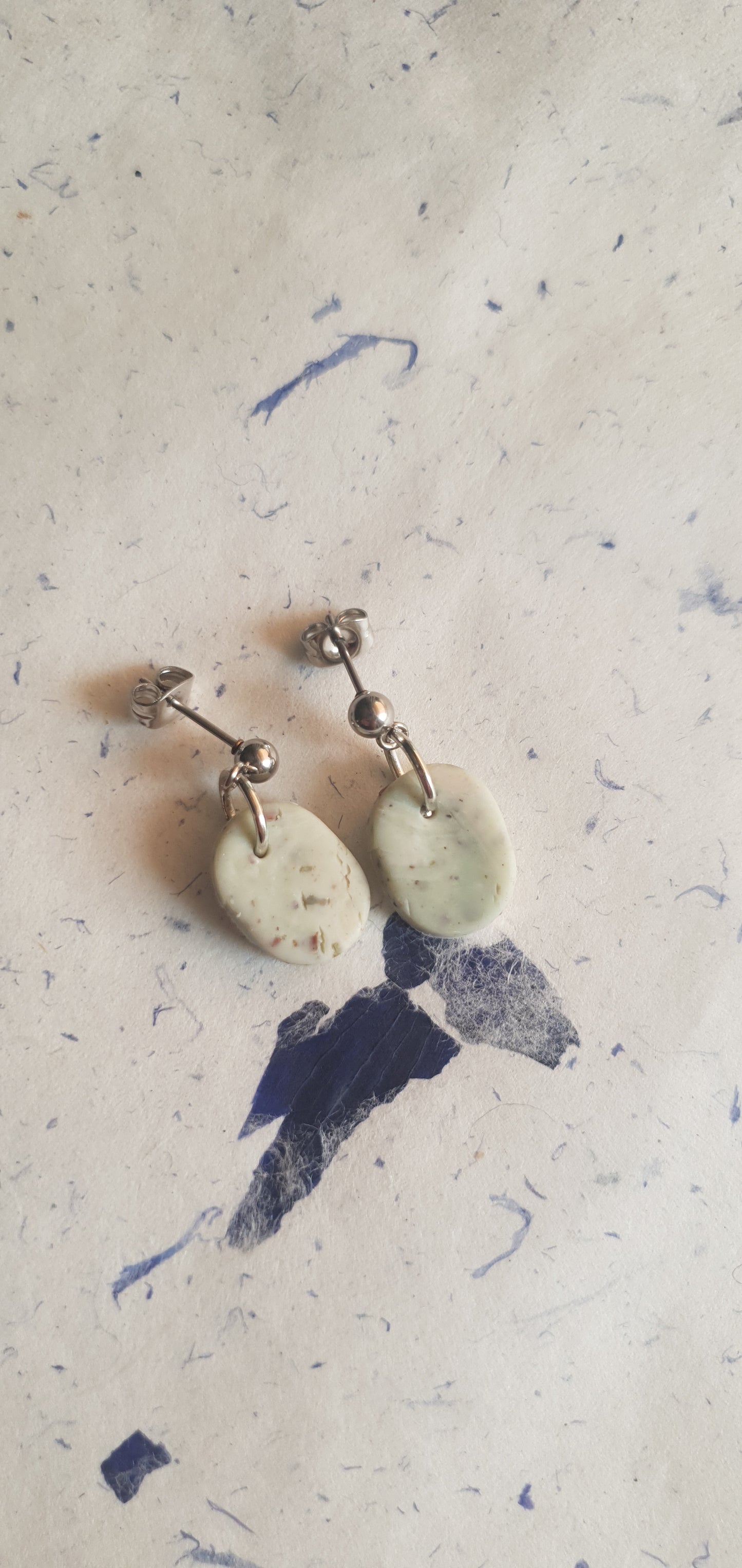 Boucles d’oreilles mouchetée vert pâle
