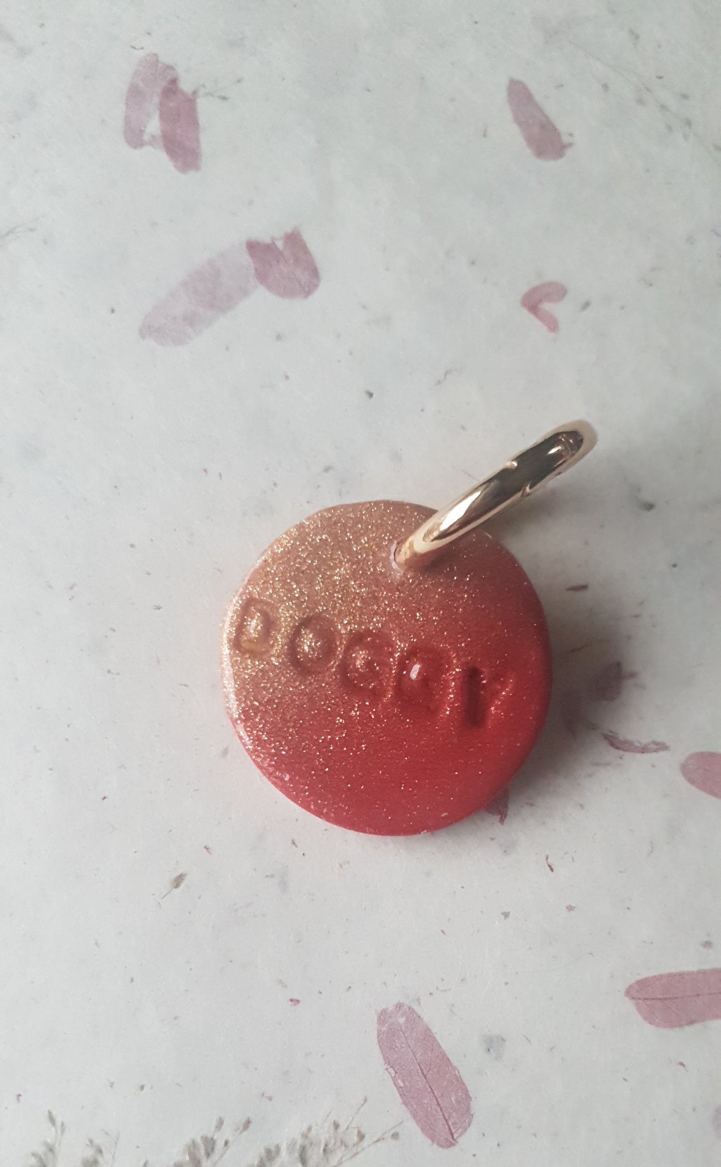 Médaille rose et rouge pour chien