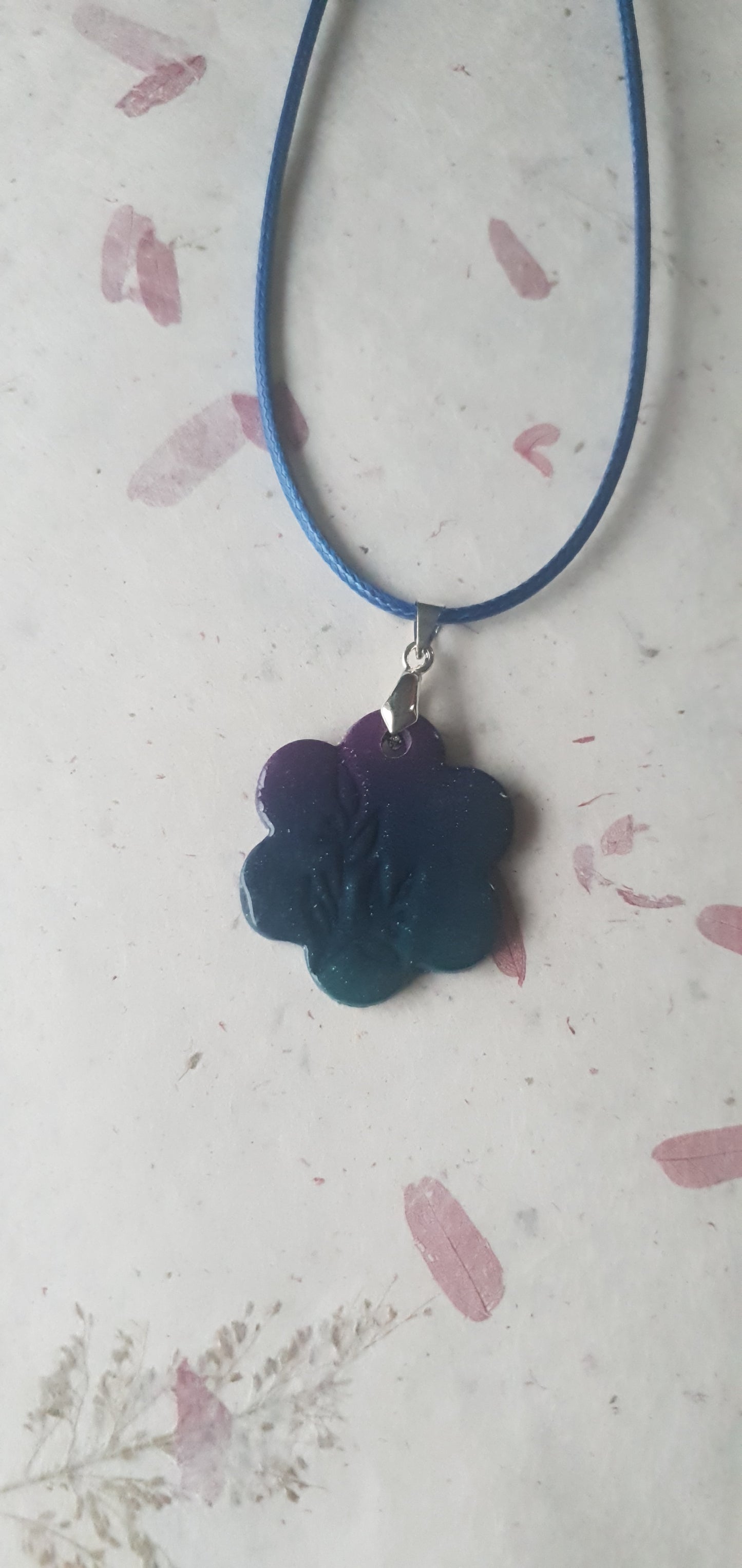Pendentif bleu et noir