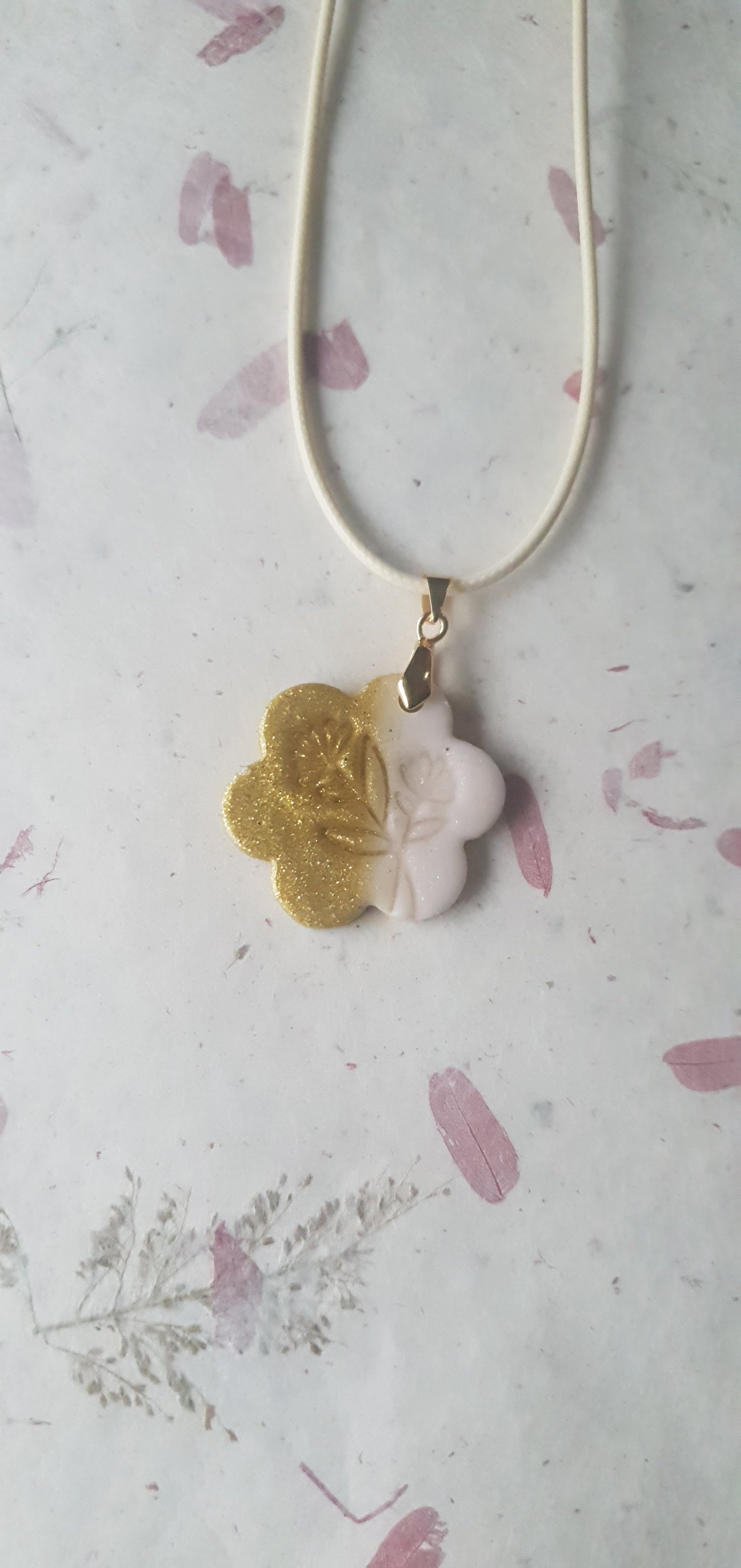 Pendentif blanc et doré
