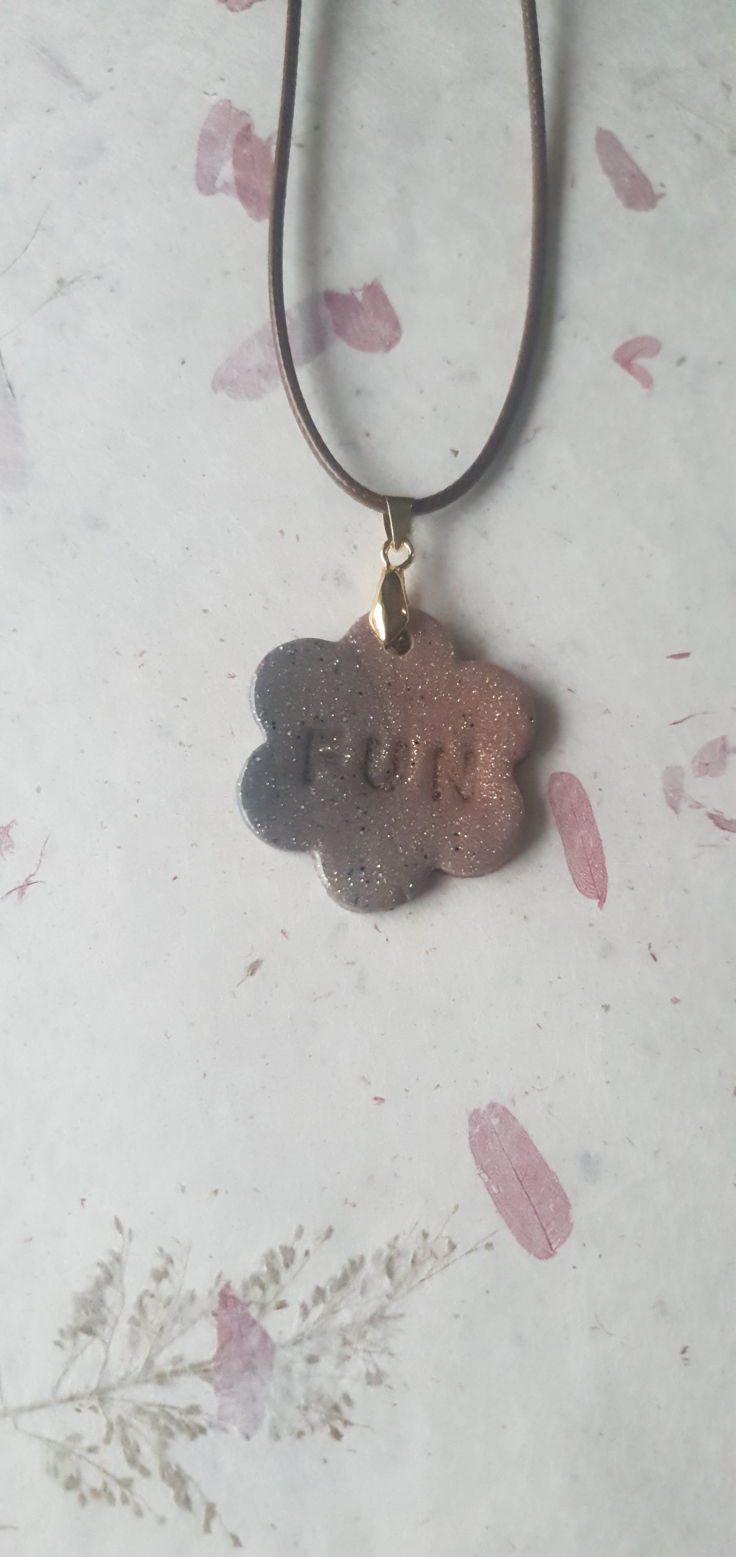 Pendentif rose et gris