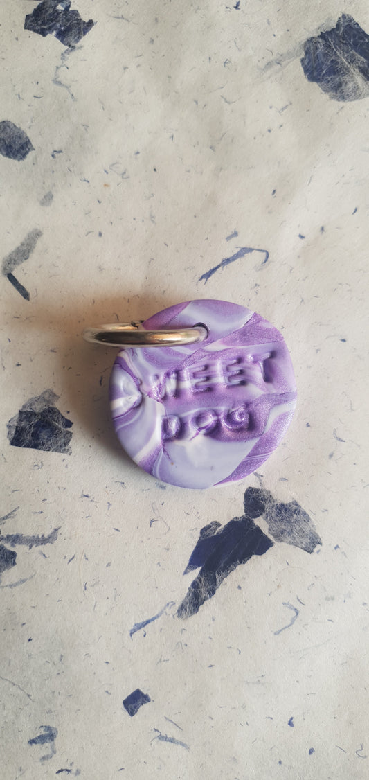 Médaille  violette et blanche pour chien