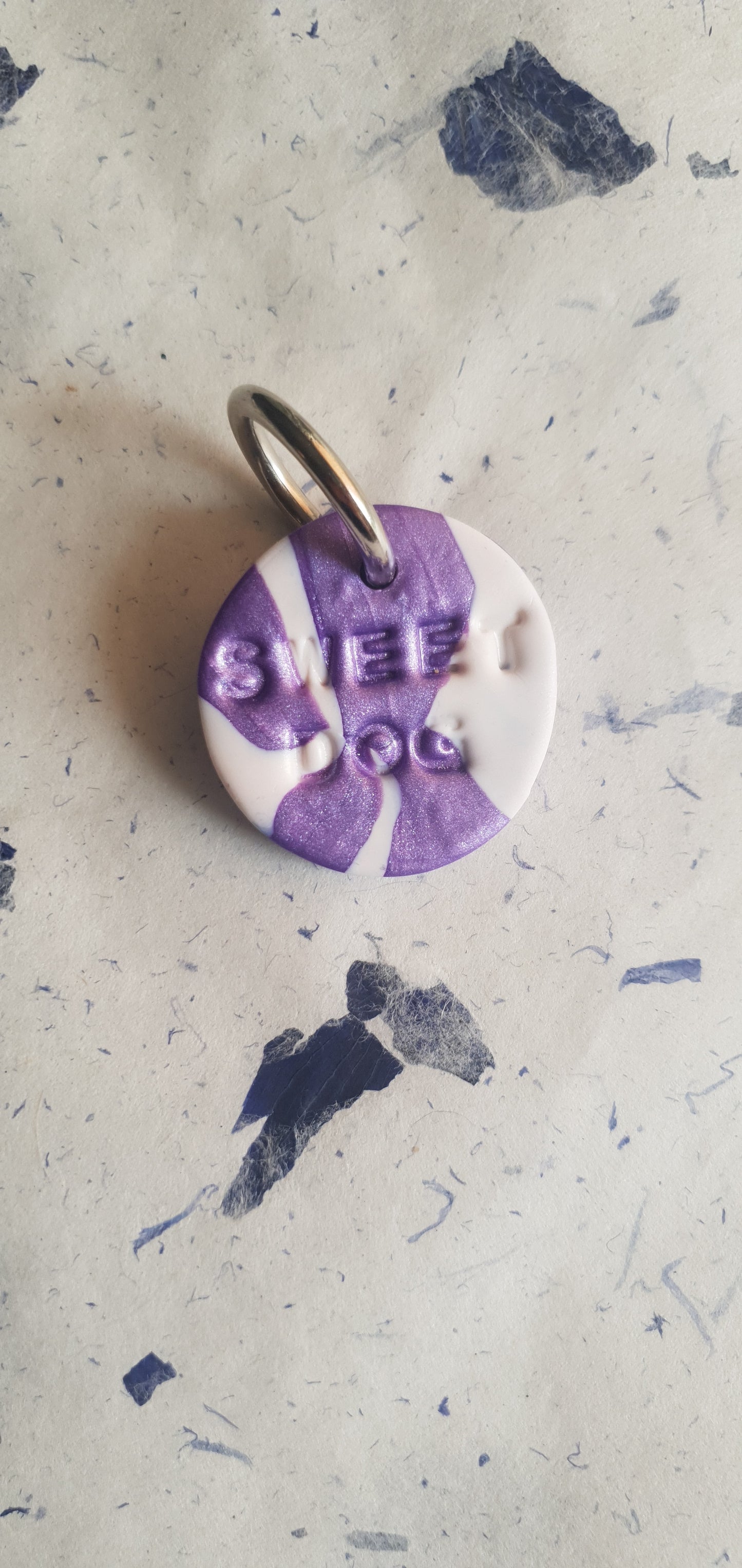 Médaille  violette et blanche 3 pour chien