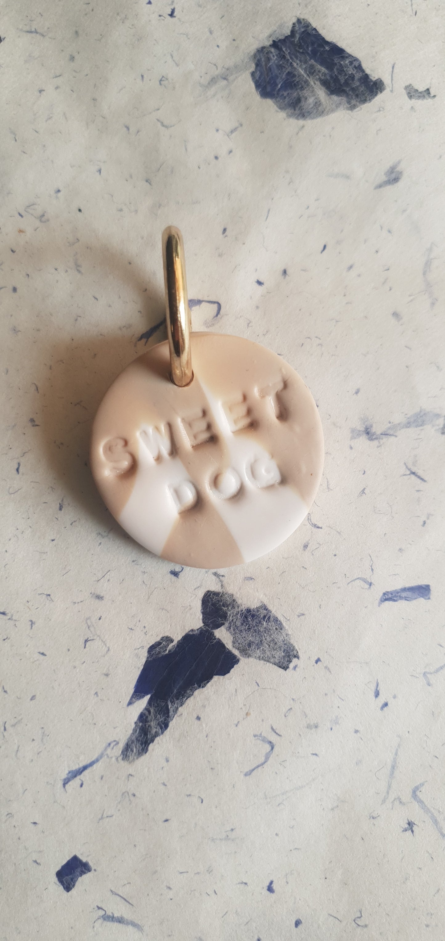 Médaille beige et blanche 2  pour chien
