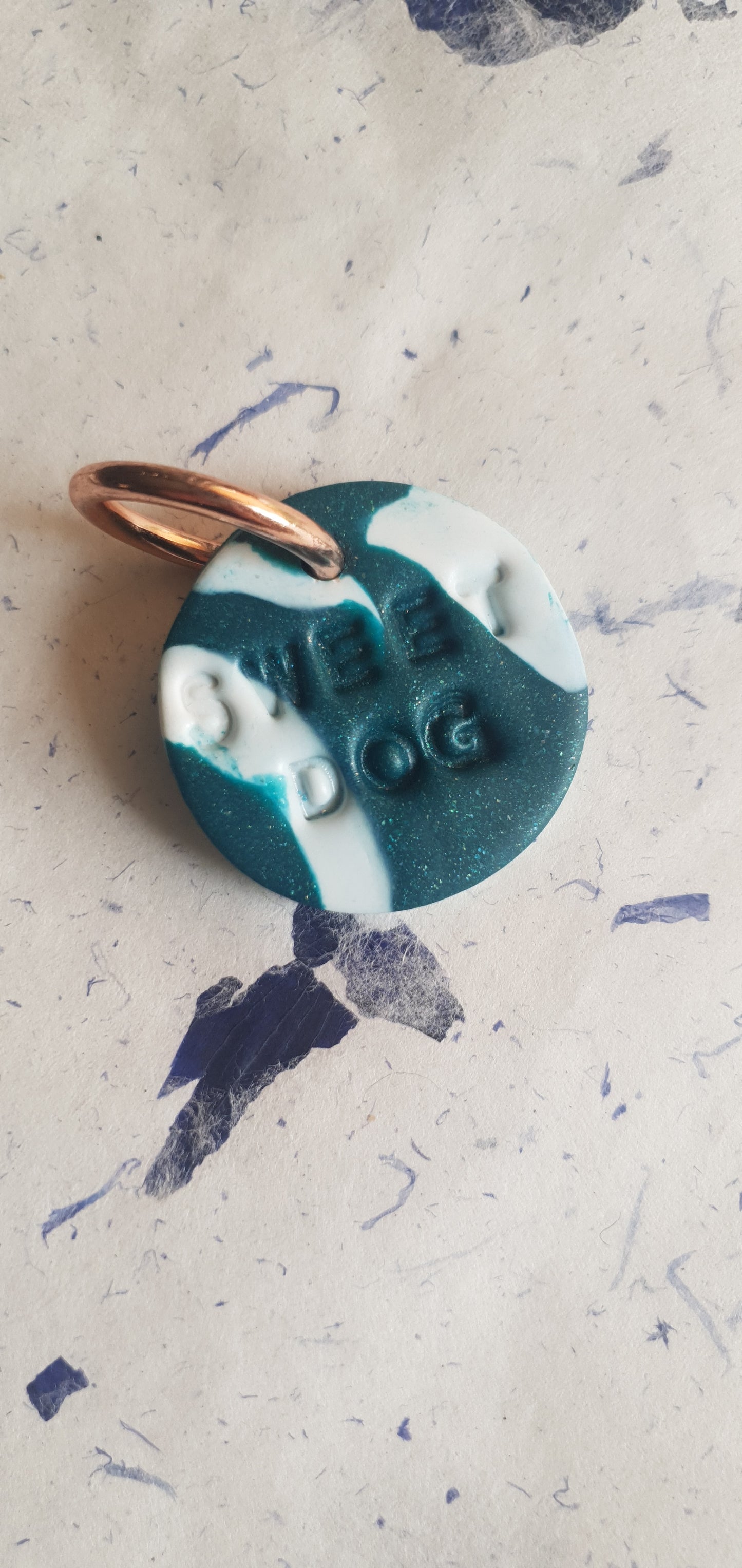 Médaille  verte et blanche pour chien