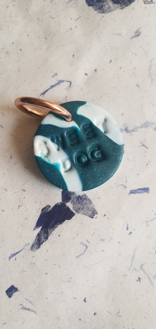 Médaille  verte et blanche pour chien