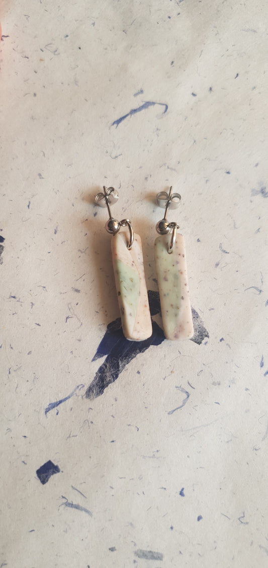 Boucles d’oreilles mouchetée vert pâle longue