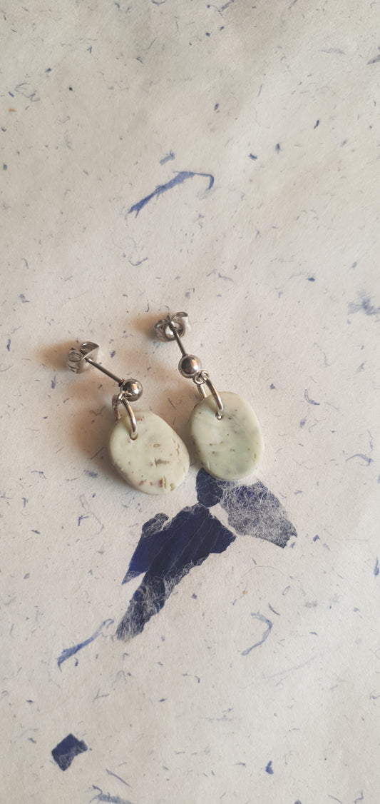 Boucles d’oreilles mouchetée vert pâle