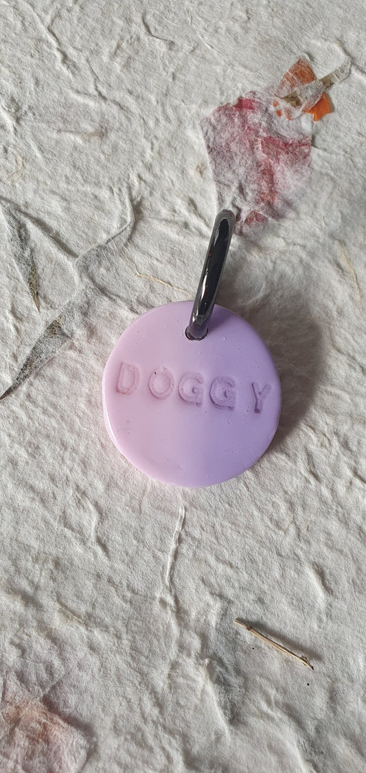 Médaille rose et violet pour chien