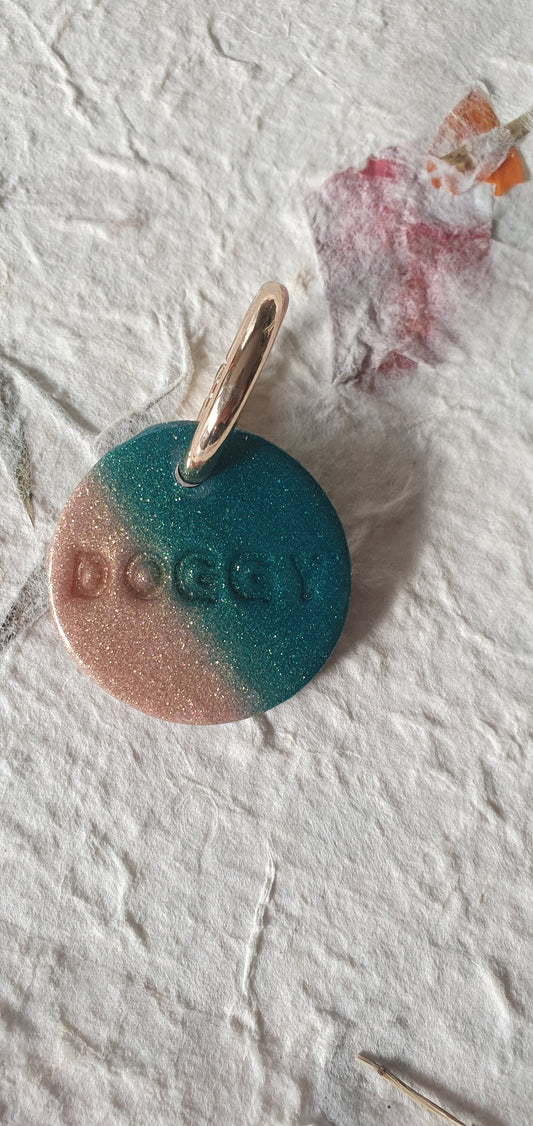 Médaille rose et verte pour chien