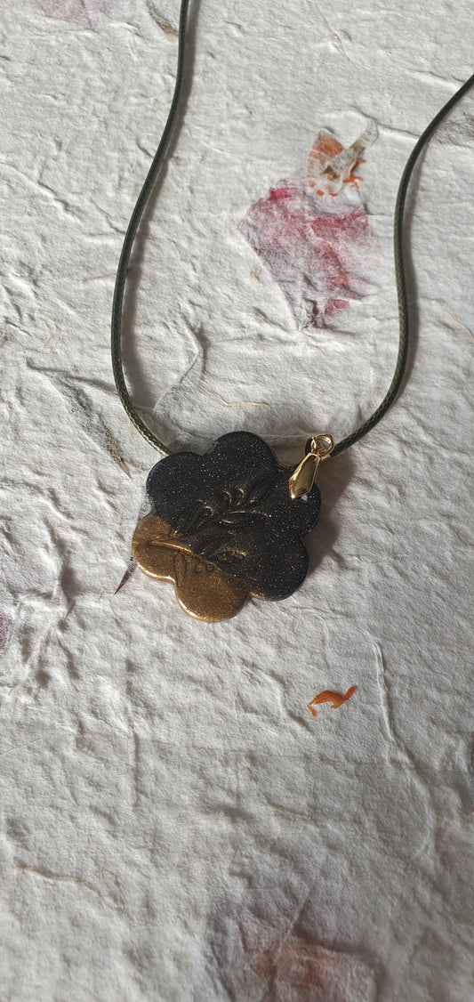 Pendentif doré e tnoir
