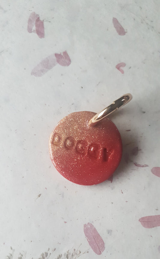 Médaille rose et rouge pour chien