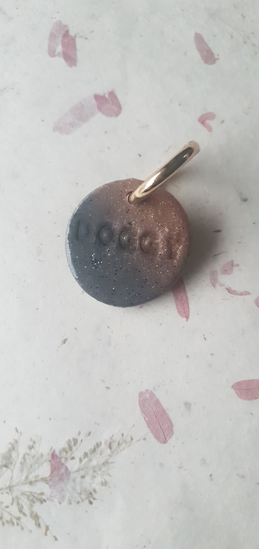 Médaille grise et rose pour chien