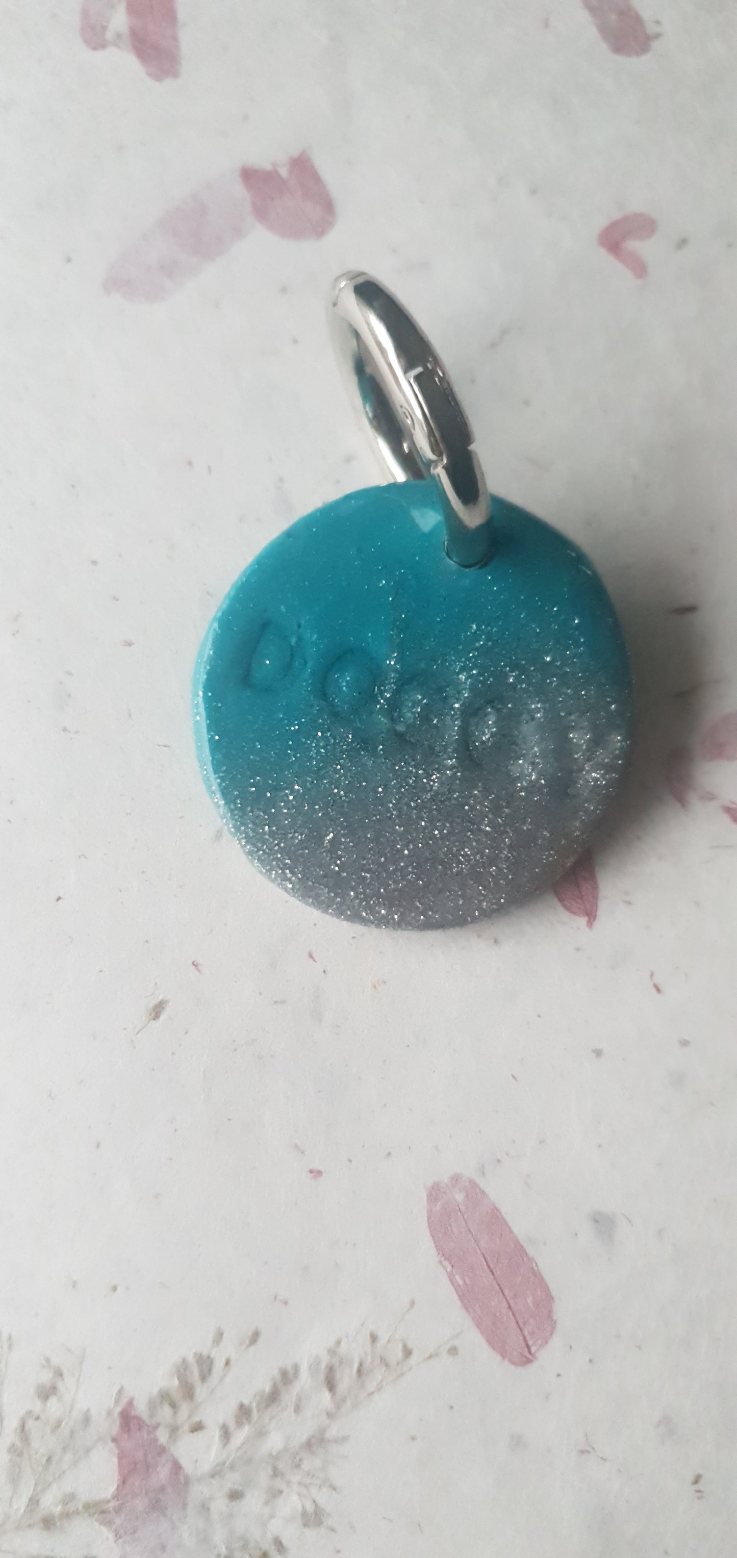 Médaille bleue et grise pour chien