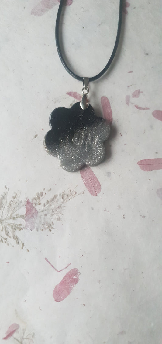 Pendentif gris et noir