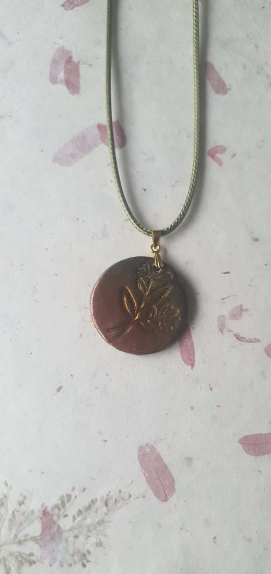 Pendentif doré bleuté