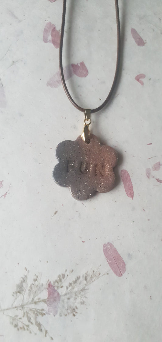 Pendentif rose et gris