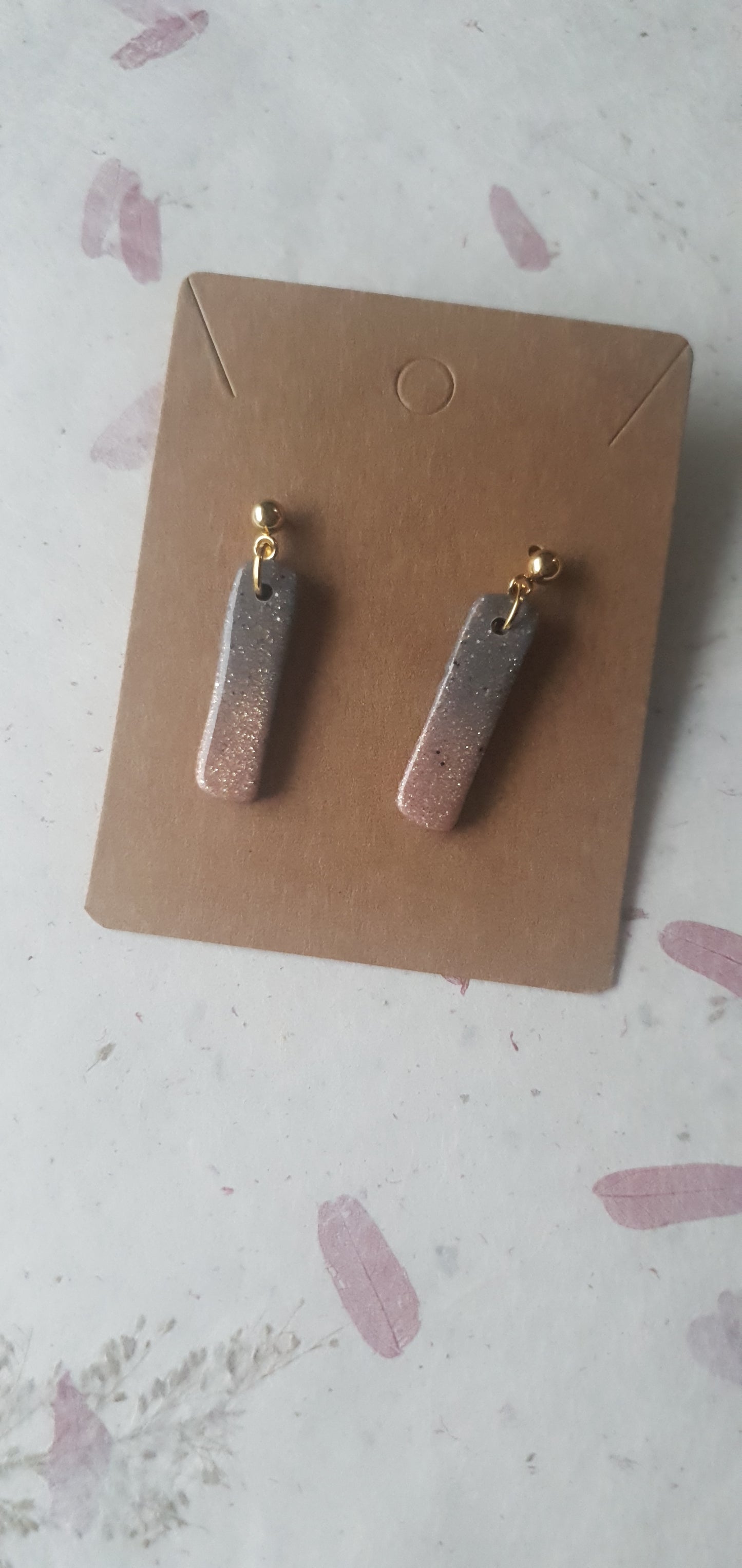 Boucles d'oreilles  grises et rose